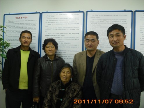 毕丰莹老人和她的四个孩子