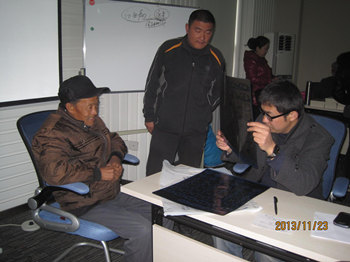 王永瑞主任和患者亲切交流