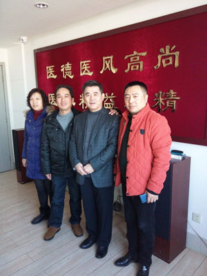 患者及家属与黄院长的合影