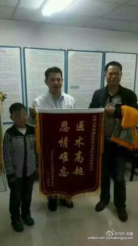 白血病患者额和黄院长的合影