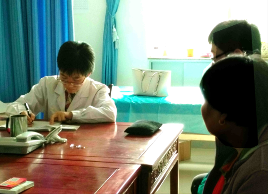 10 月3日,王村的一对夫妇找到黄飞中医师,寻求治疗不孕不育的办法。